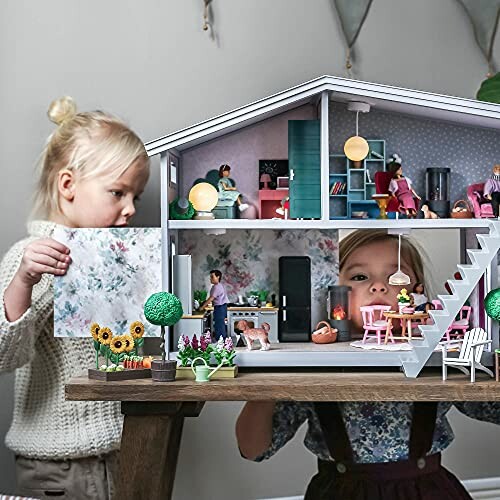 Kinderen spelen met poppenhuis