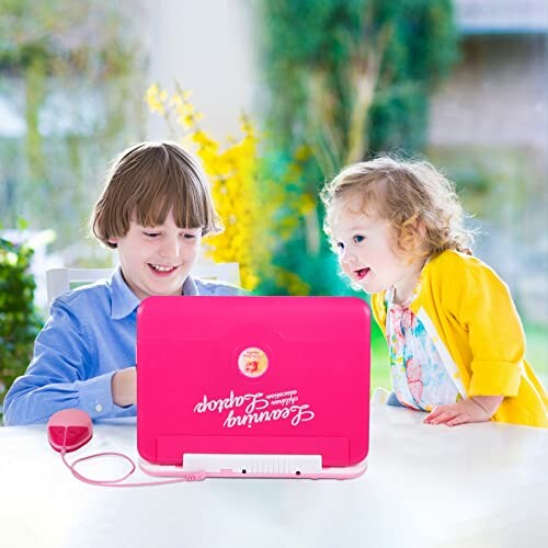 Kinderen spelen met een roze laptop