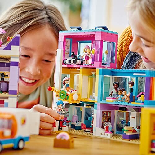 Kinderen spelen met kleurrijk LEGO-huis