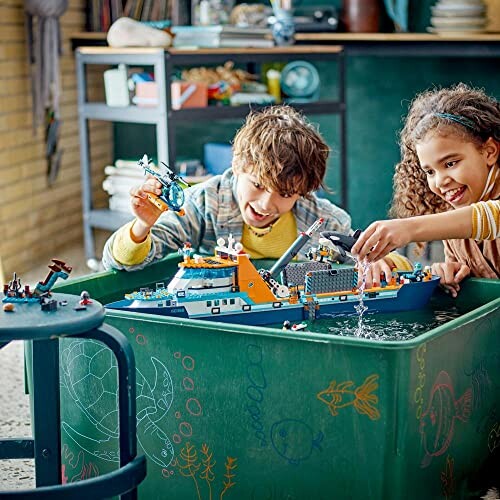 Kinderen spelen met LEGO-schip in waterbak