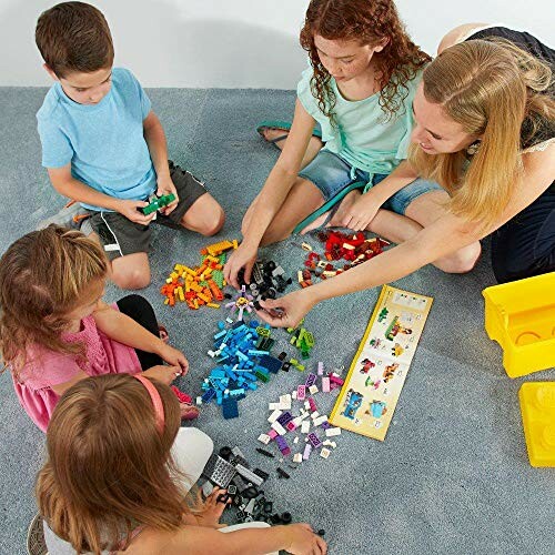 Kinderen spelen met LEGO-stenen op de grond.