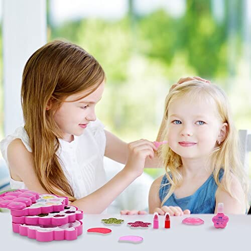 Kinderen spelen met make-up speelgoedset