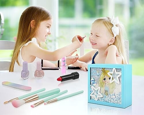 Twee meisjes spelen met make-up aan tafel.