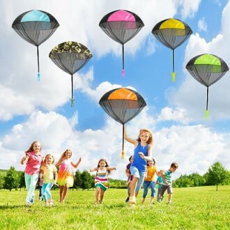 Kinderen spelen met kleurrijke parachutespeelgoed in een park.