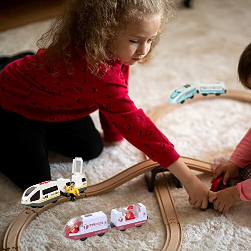 Kinderen spelen met houten speelgoedtreinen op vloer