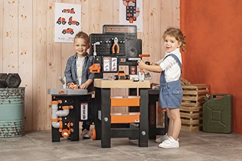 Twee kinderen spelen met een speelgoedwerkbank.