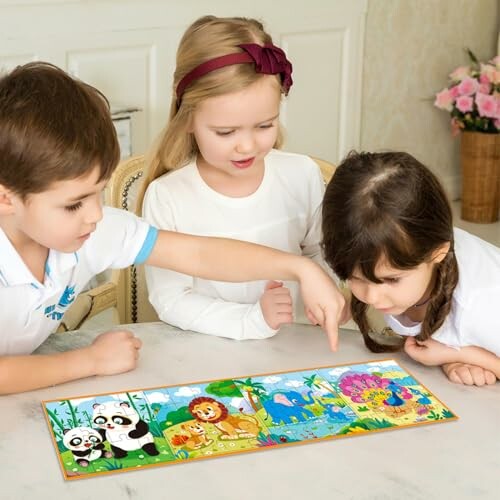 Kinderen lezen een dierenboek aan tafel.