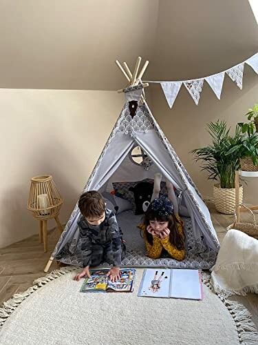 Kinderen lezen in een tipi-tent