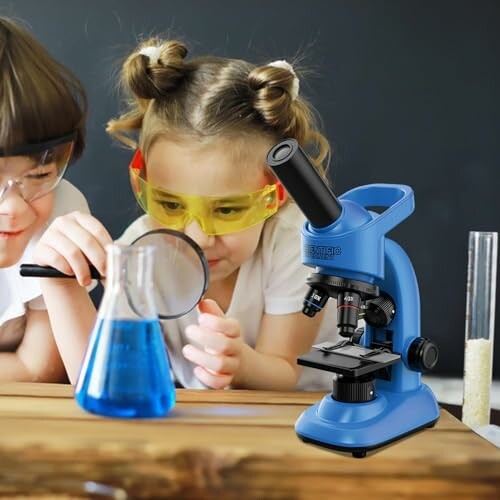 Kinderen onderzoeken vloeistof met microscoop