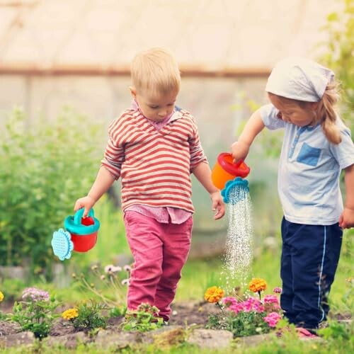 Kinderen geven planten water in de tuin.