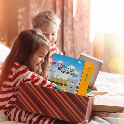 Kinderen lezen interactief boek in bed.