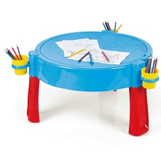 Blauwe kindertafel met rode poten en kleurpotloden.