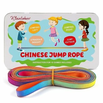 Kinderen spelen met Chinese springtouw.