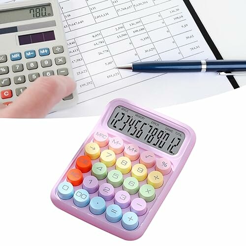 Roze calculator met kleurrijke knoppen op een bureau naast een pen en papier.