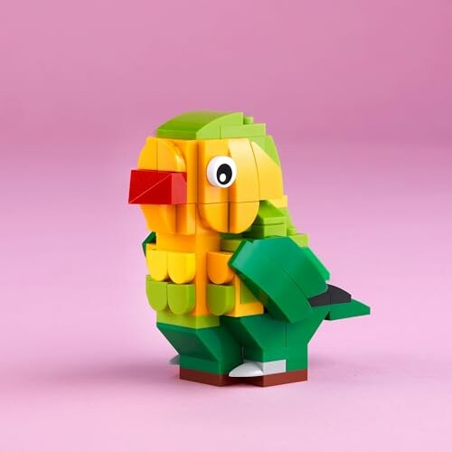 Kleurrijke LEGO papegaai op roze achtergrond