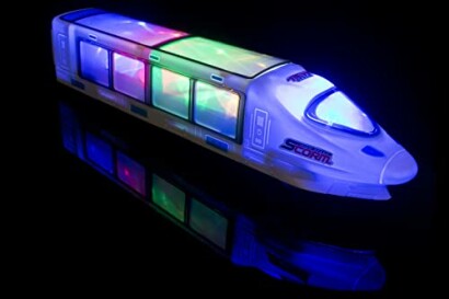 Modeltrein met kleurrijke verlichting op donkere achtergrond.