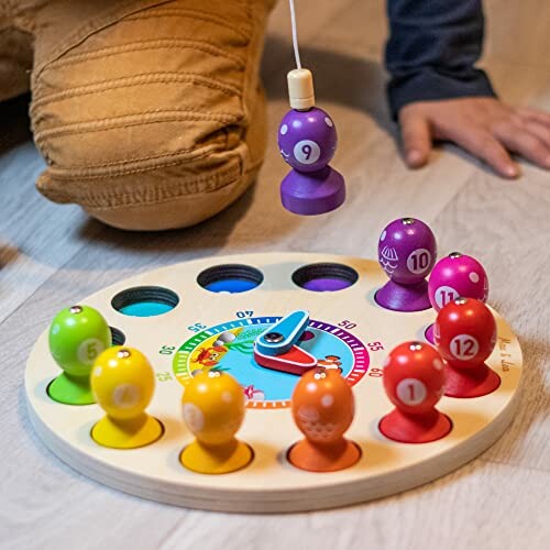 Kind speelt met kleurrijk magnetisch visspel.