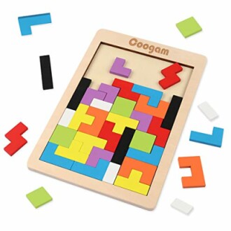 Houten puzzel met kleurrijke Tetris-vormige blokken.