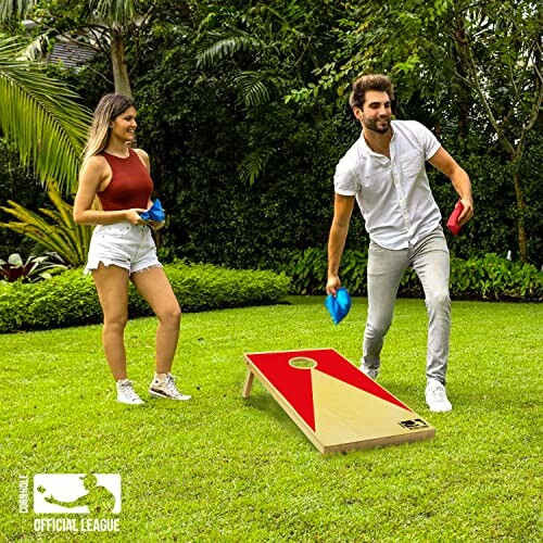 Mensen spelen cornhole in de tuin