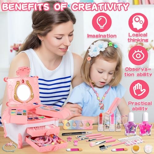 Moeder en kind spelen met make-up speelgoedset, bevordert creativiteit