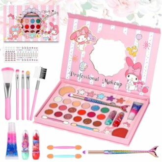 Schattige make-up set met borstels en oogschaduw in roze verpakking