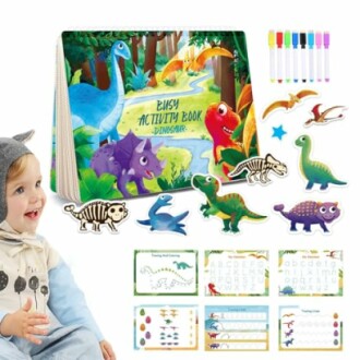 Kind met dinosaurus-activiteitenboek en stickers