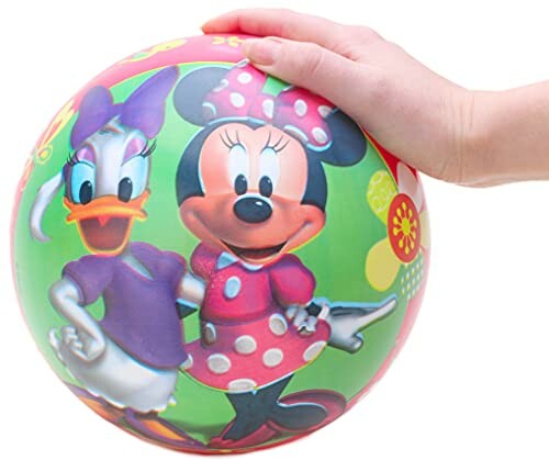 Hand houdt een bal vast met Minnie Mouse en Katrien Duck.