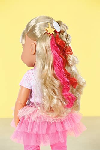 Pop met blond en roze haar en gele achtergrond.