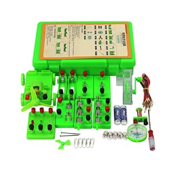 Elektronische educatieve kit met groene onderdelen en accessoires.