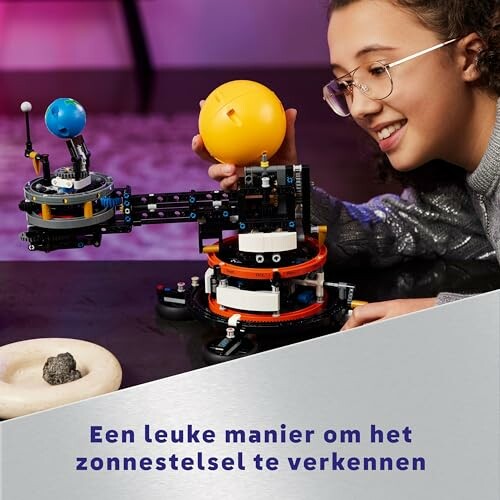 Kind speelt met educatief zonnestelsel speelgoed.