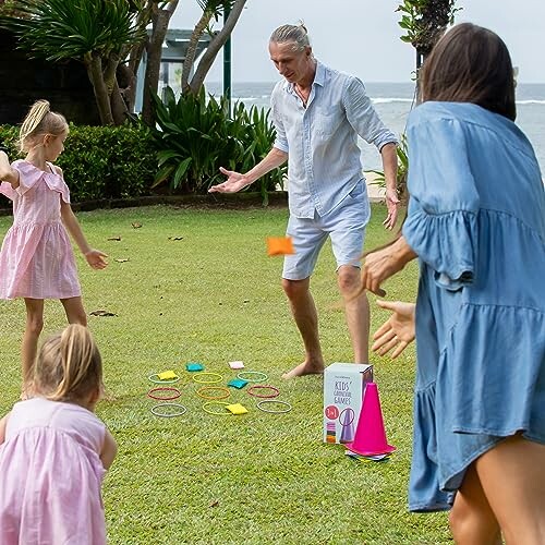 Gezin speelt spel in de tuin