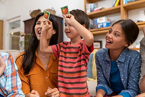 Kinderen spelen een kaartspel met ouders.