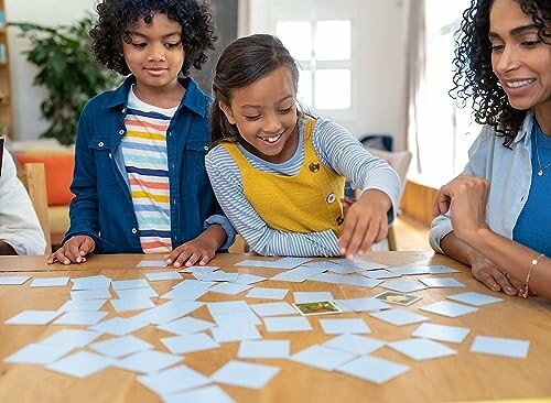 Kinderen spelen een geheugenspel met kaarten aan tafel.