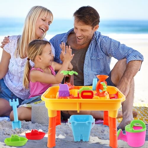 Gezin speelt met zandtafel op het strand