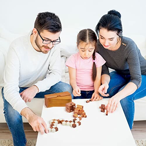 Gezin speelt puzzelspel samen op tafel.