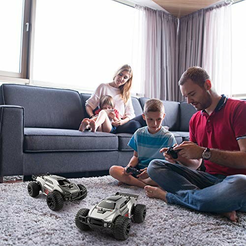 Gezin speelt met radiografisch bestuurbare auto's in de woonkamer.