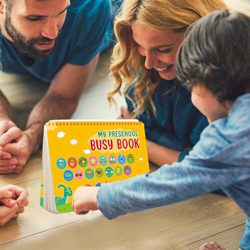 Kinderen lezen samen een kleurrijk boek.