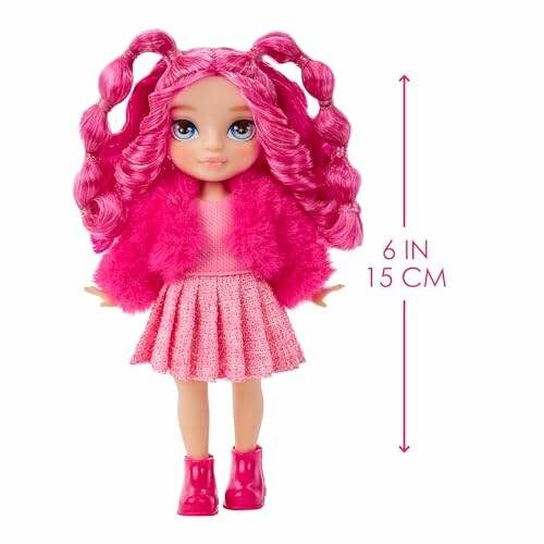 Modepop met roze haar en kleding, 15 cm hoog