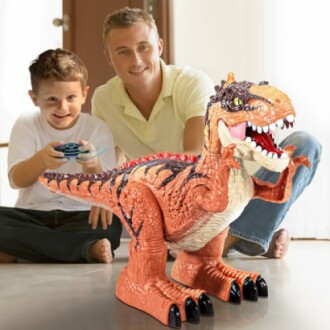 Vader en zoon spelen met dinosaurus speelgoed.