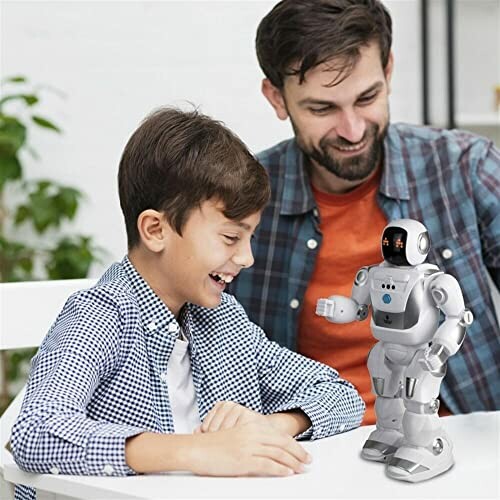 Vader en zoon spelen met een robot aan tafel.