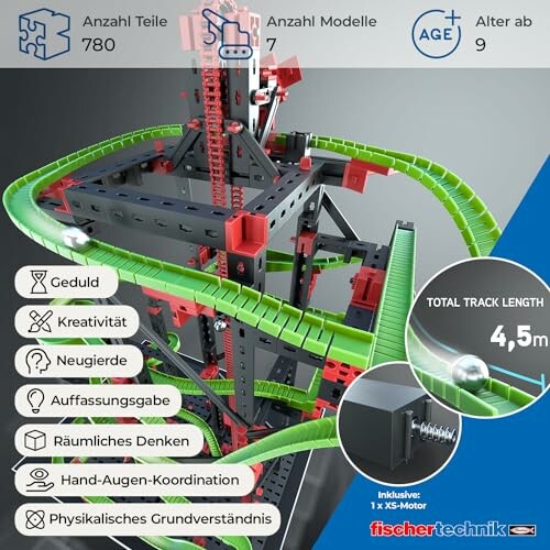 Fischertechnik bouwset met groene baan en onderdelen.