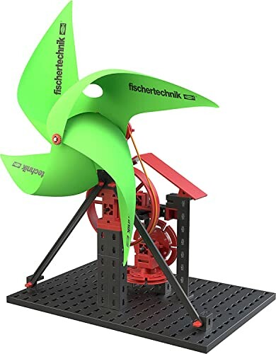 Model van een windturbine met groene schoepenbladen.