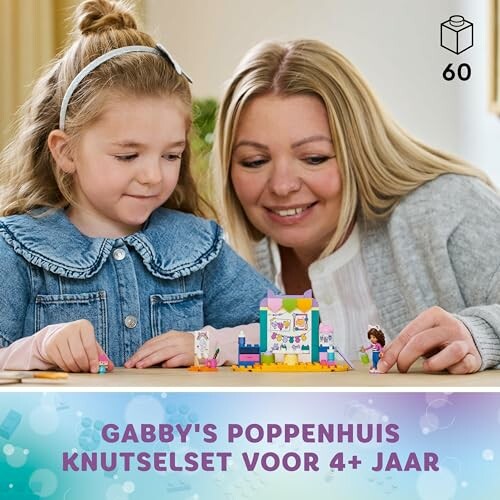 Kind en volwassene spelen met knutselset van Gabby's poppenhuis