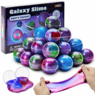 Handen die kleurrijke galaxy slijm strekken met dozen en bolletjes slijm op de achtergrond.