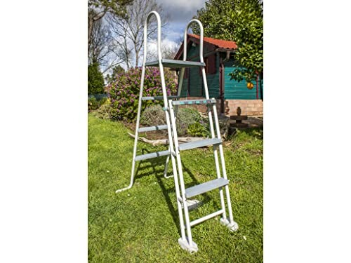 Metalen ladder in de tuin met groen gras en bomen.