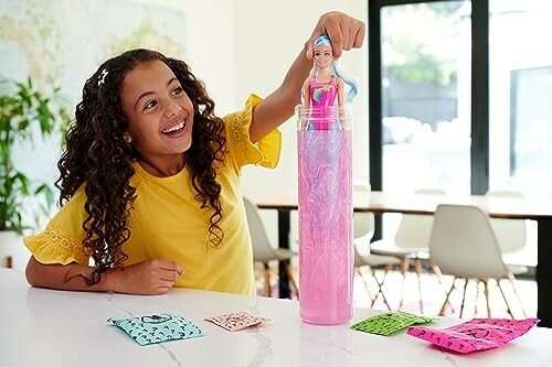 Meisje speelt met Barbie-pop in een roze fles.