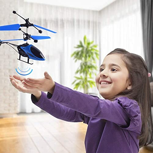 Meisje speelt met een speelgoedhelikopter in huis.