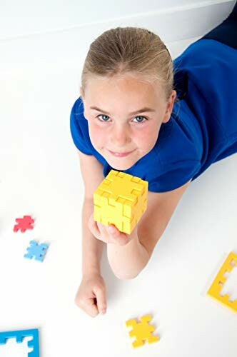 Meisje speelt met gele puzzelblok