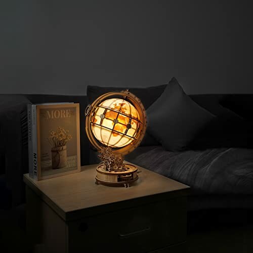 Globe lamp op bijzettafel in donkere kamer.