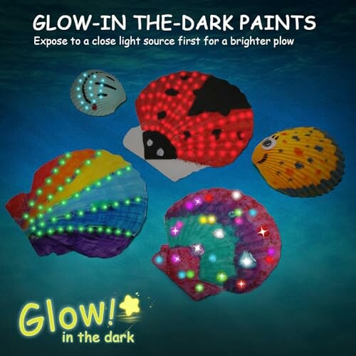 Gekleurde schelpen beschilderd met glow-in-the-dark verf